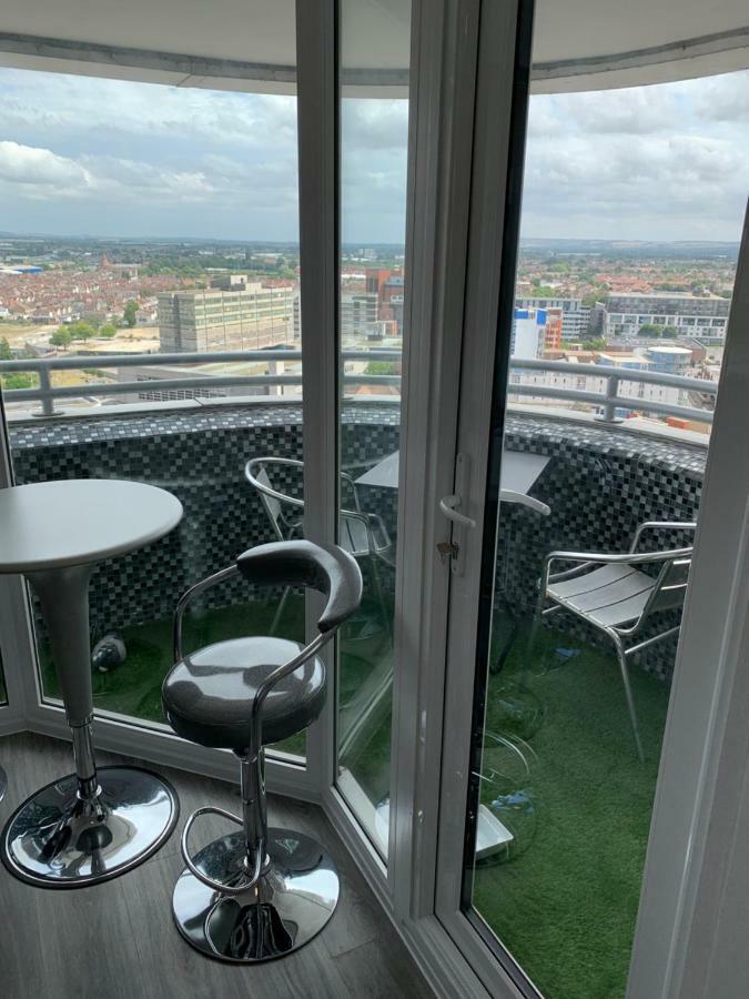 Luxury Panoramic Balcony Swindon Central Exterior photo